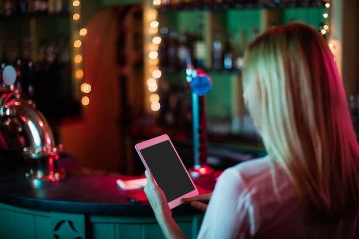 Antarmuka aplikasi mobile cozebet menampilkan meja kasino live dan pasar sportsbook